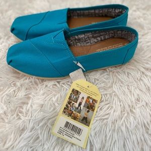 TOMS Women’s Classic shoe in Peacock Blue Canvas